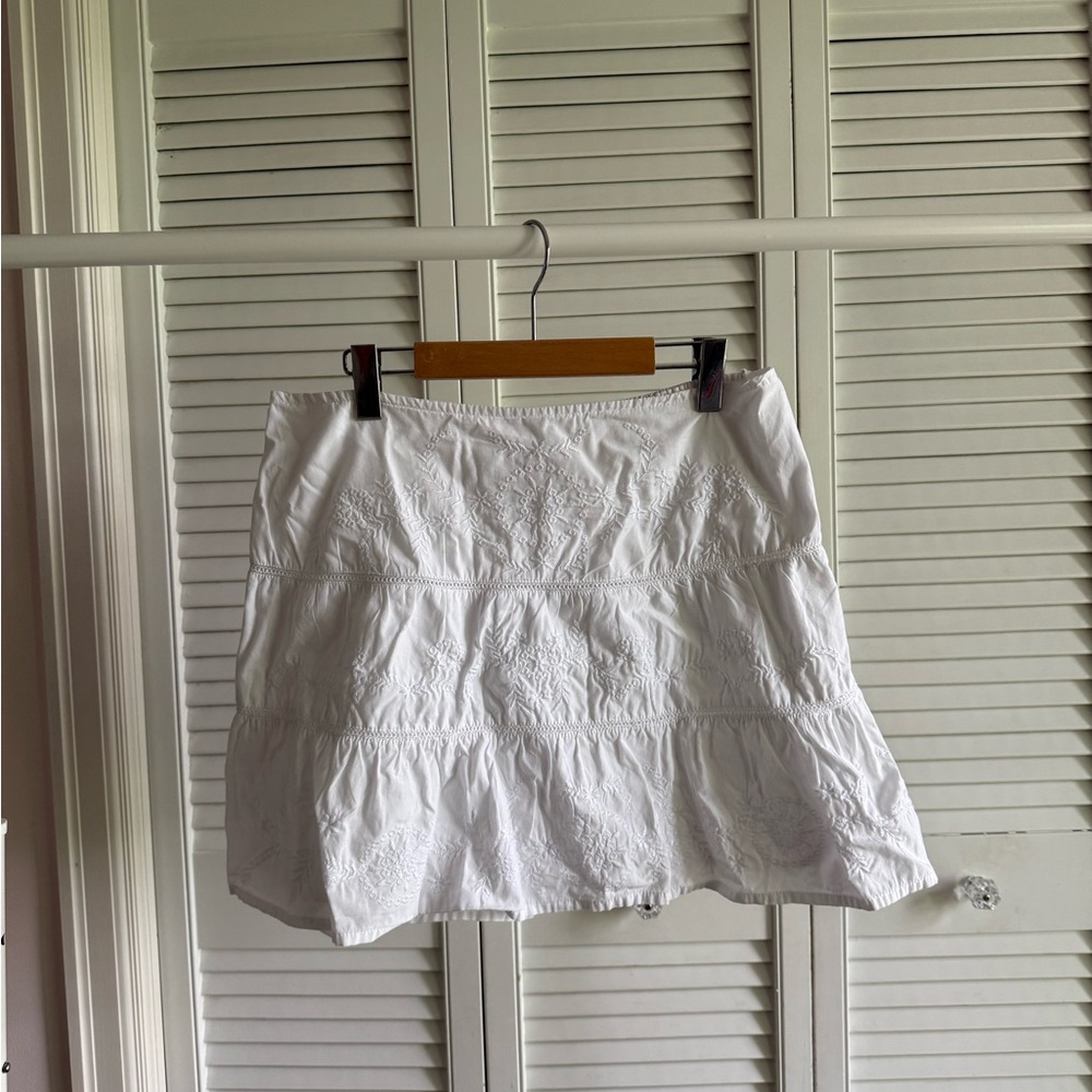🌸 White Embroidered Tiered Mini Skirt – Japna – Size XL 🌸